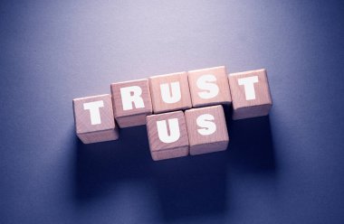 Tahta Küplere Yazılmış Güven Sözcüğü