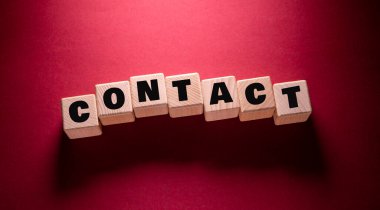 Kişi Sözcüğü Tahta Küpler üzerine Yazıldı