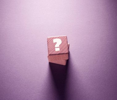 Tahta Küpler Üzerine Yazılmış Soru İşareti Kelimesi