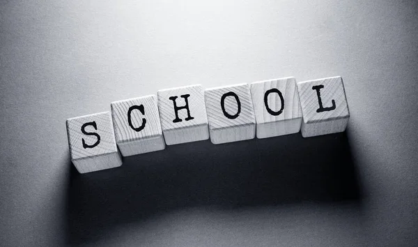 Λέξη Σχολείο Γράφτηκε Ξύλινα Κυβικά — Φωτογραφία Αρχείου