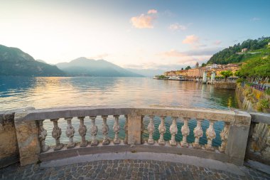 Beaufitul romantik manzara Bellagio Como Gölü üzerinde Lombardy kuzey İtalya gün batımında