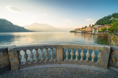 Beaufitul romantik manzara Bellagio Como Gölü üzerinde Lombardy kuzey İtalya gün batımında
