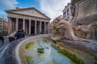 Roma 'daki çeşmeye yakın olan Pantheon Kilisesi İtalya
