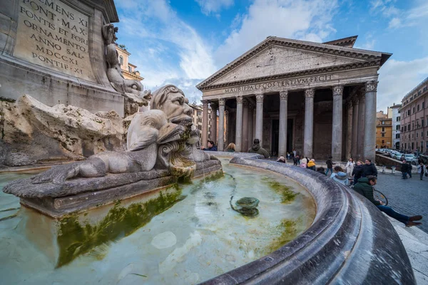 Roma 'daki çeşmeye yakın olan Pantheon Kilisesi İtalya