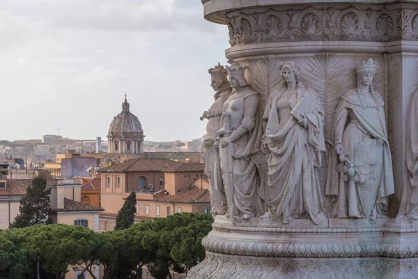 Estátuas Vittoriano Com Roma Segundo Plano — Fotografia de Stock