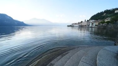 Lombardy Kuzey İtalya 'da Como Gölü' nde gün batımında Bellagio 'nun güzel romantik manzarası.