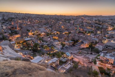 Mavi saatte Goreme Panoraması. Peri bacaları, yapay ışıkları ve kaya oluşumlarıyla.