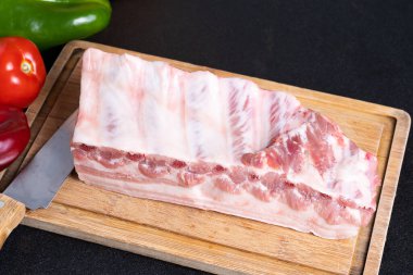 Kesme tahtasında taze domuz pirzolası