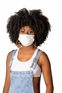 Tıbbi maskenin, Covid-19 Coronavirus 'a karşı önlem olarak kullanılması genç Afrikalı Brezilyalı güzellik kızı 