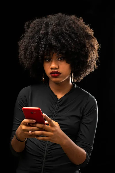 Afro Brasilianerin Mit Einem Online Verbundenen Handy — Stockfoto