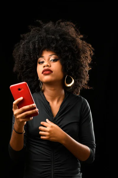 Afro Brasilianerin Mit Einem Online Verbundenen Handy — Stockfoto