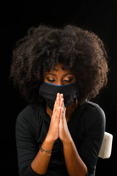 Flicka Med Stora Afro Hår Bär Covid Medicinsk Mask — Stockfoto