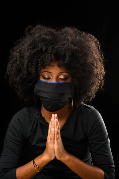 Flicka Med Stora Afro Hår Bär Covid Medicinsk Mask — Stockfoto