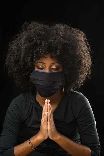 Flicka Med Stora Afro Hår Bär Covid Medicinsk Mask — Stockfoto