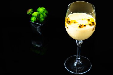 Çarkıfelek meyveli mus kasede servis edilir.