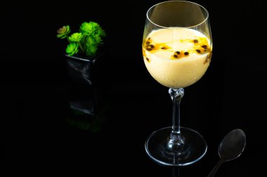 Çarkıfelek meyveli mus kasede servis edilir.