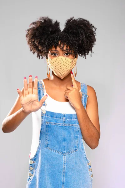 Afro Brasiliansk Tonårsmodell Gester Med Stop Hand Och Pekar Användningen — Stockfoto