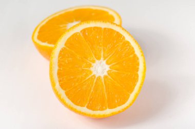  Beyaz arkaplanda iki parça turuncu fotoğraf