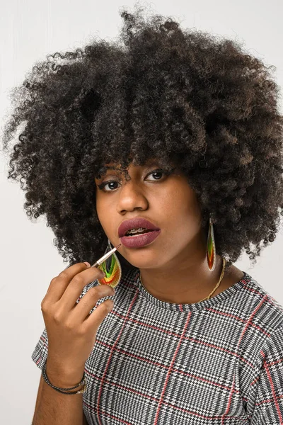 Mooie Jonge Zwarte Vrouw Kijken Haar Haar — Stockfoto