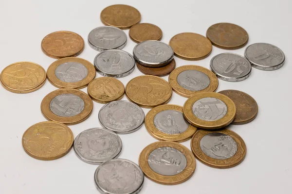 Brezilya parası, beyaz arka planda tek para birimi