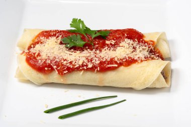 Kırmızı soslu ve parmesanlı leziz gözleme.