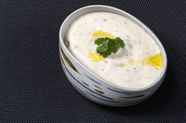  laban, kaymak, seramik bir kapta servis edilen bir gümüş Arap mutfağı.