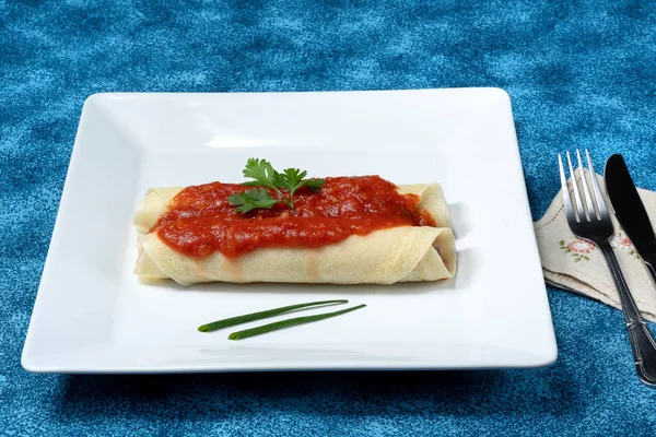 Fleischpfannkuchen Mit Einer Köstlichen Roten Tomatensauce Serviert Einem Weißen Gericht — Stockfoto