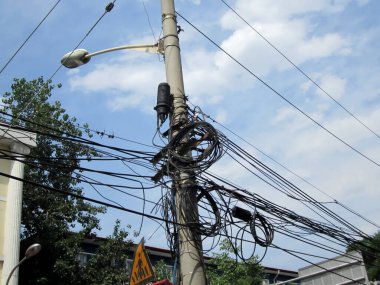 Elektrik kabloları direğin üzerinde.