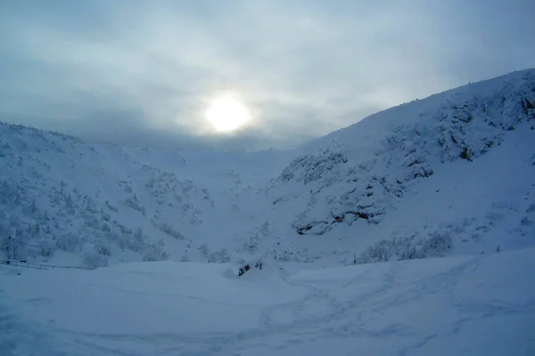 Winterlandschap Besneeuwde Vallei Zon Breekt Door Wolken — Stockfoto