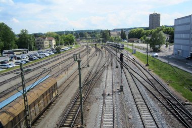 Demiryolu hattının bir kolu. Demiryolu kavşağı. Tren istasyonunda trenler çalışıyor.