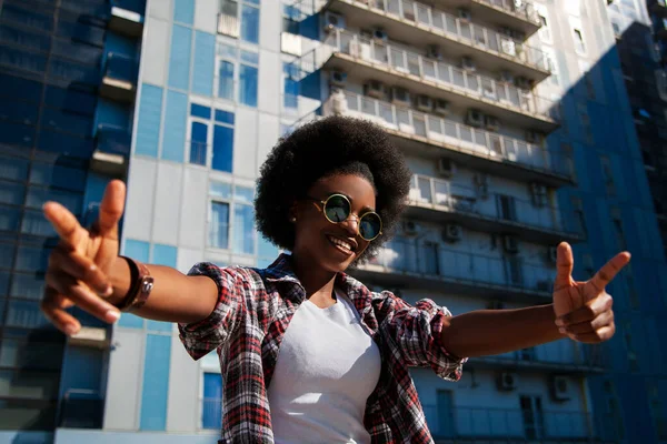 肯定的な感情や人々は 巻き毛の黒い髪を持つ若い黒人アフリカ系アメリカ人女性を概念 都市を背景に ライフスタイル ストック画像
