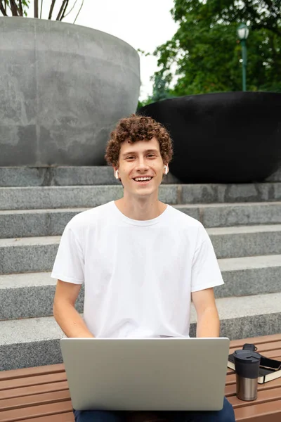 Onderwijs Technologie Internet Concept Europese Blanke Jongeman Draadloze Oortelefoons Met — Stockfoto