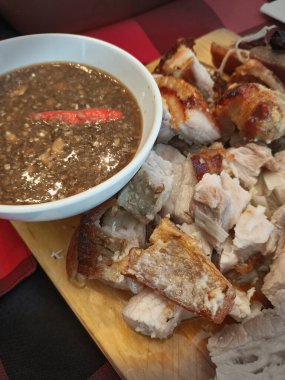 Filipinler, Aralık 2019 Lechon 'un en sevdiği acı biber soslu filipino yemeği.