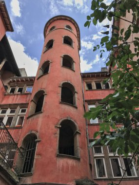 Lyon, Fransa 'da, mavi gökyüzü ile kırmızı Trabul