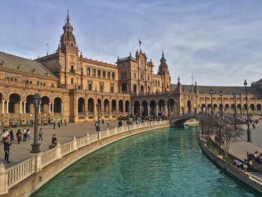 Plaza de Espana, Sevilla, İspanya. Gün batımında muhteşem bir plaza manzarası ve çarpıcı renkler.