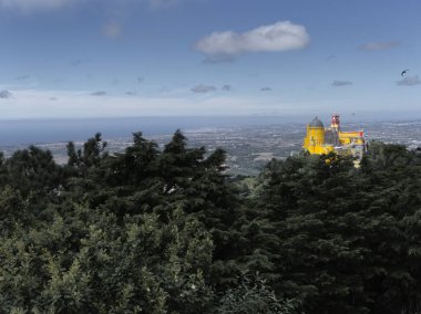 Sintra 'daki Da Pena Sarayı' nın havadan görünüşü. Lizbon. Portekiz.