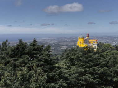 Sintra 'daki Da Pena Sarayı' nın havadan görünüşü. Lizbon. Portekiz.