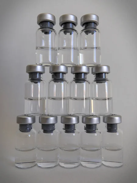 Frascos Vacunas Con Líquido Inyectable Tapas Aluminio Pirámide Apilada —  Fotos de Stock