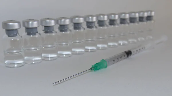 Frascos Vacunas Jeringa Con Líquido Inyectable Cápsulas Aluminio Vacunación —  Fotos de Stock
