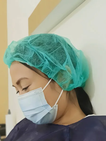 Jeune Patient Portant Masque Facial Dans Lit Hôpital Rétablissant Une — Photo