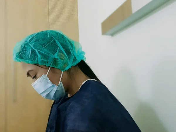 Молодий Пацієнт Який Носить Маску Обличчя Лікарняному Ліжку Відновлюється Від — стокове фото