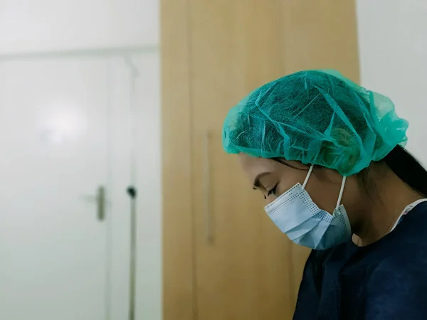 Paciente Joven Que Usa Mascarilla Cama Del Hospital Recuperándose Enfermedad Imagen De Stock