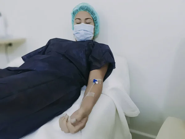 Paciente Joven Que Usa Mascarilla Cama Del Hospital Recuperándose Enfermedad Fotos De Stock