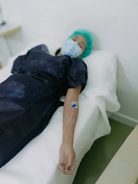 Paciente Joven Que Usa Mascarilla Cama Del Hospital Recuperándose Enfermedad Imagen De Stock