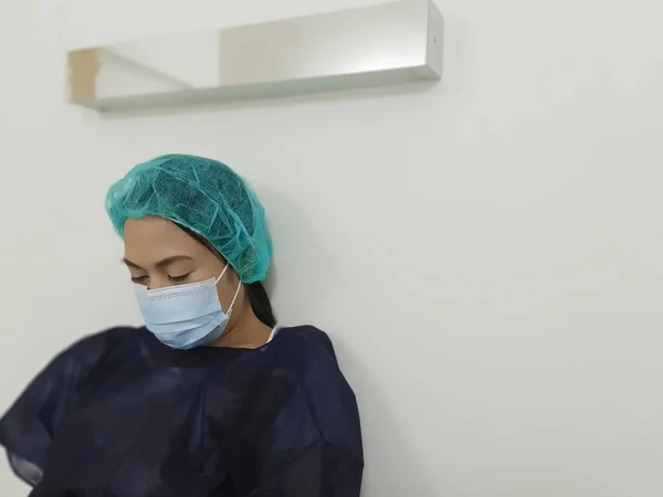Paciente Joven Que Usa Mascarilla Cama Del Hospital Recuperándose Enfermedad Imágenes De Stock Sin Royalties Gratis