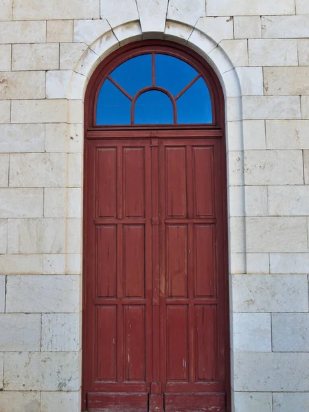 Puerta Madera Roja Vieja Sobre Fondo Mármol Edificio Histórico — Foto de Stock