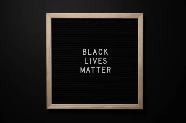 黑色背景上的黑色生命物质抗议标志 — 图库照片