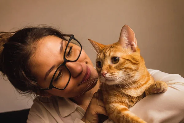 漂亮的金发姑娘和一只猫 — 图库照片