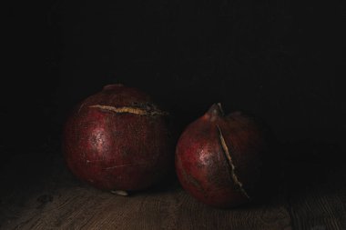 Karanlık uzayda nar meyvesi