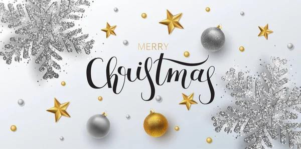 Cartão de felicitações de Natal, banner web, fundo vetorial. Bola de Natal de ouro e prata e estrelas, com um ornamento e lantejoulas. Ouro metálico e floco de neve de Natal de prata. Letras desenhadas à mão — Vetor de Stock